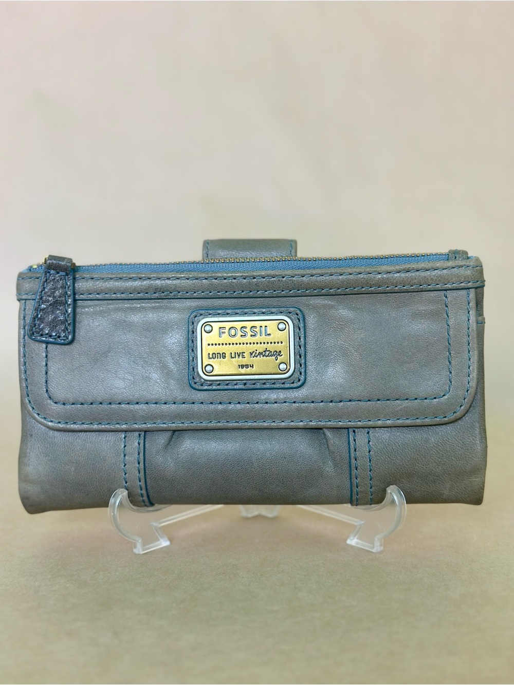Fossil Long Live Vintage Leather Wallet
Soft gray leather wallet NWT